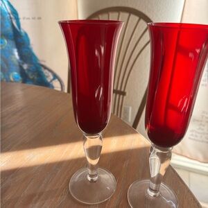 Set of 2 red glass Champaign wine glasses